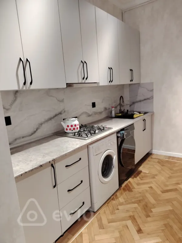 Kirayə verilir 3 otaqlı köhnə tikili 80 m²
