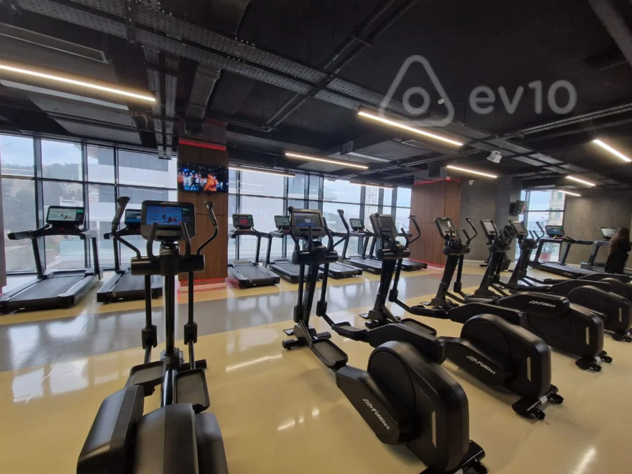 Kirayə verilir 4 otaqlı yeni tikili 180 m²