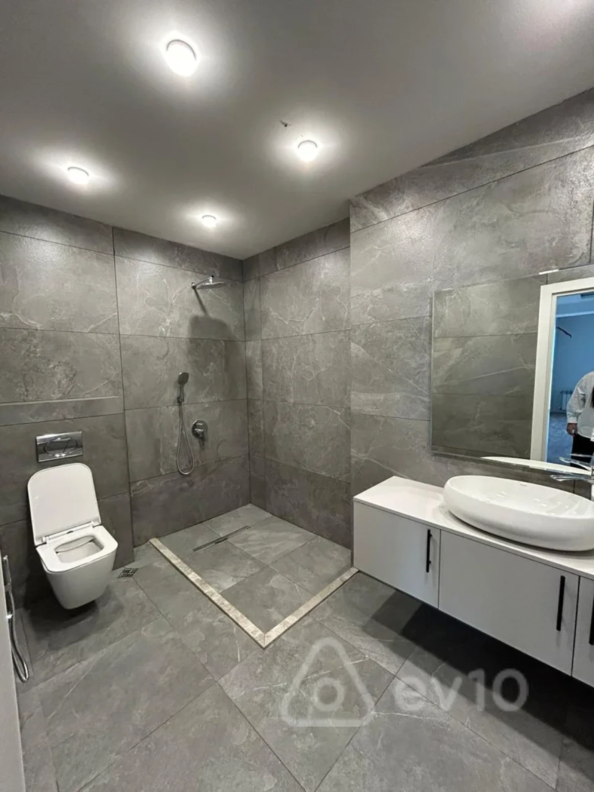 Kirayə verilir 4 otaqlı yeni tikili 180 m²