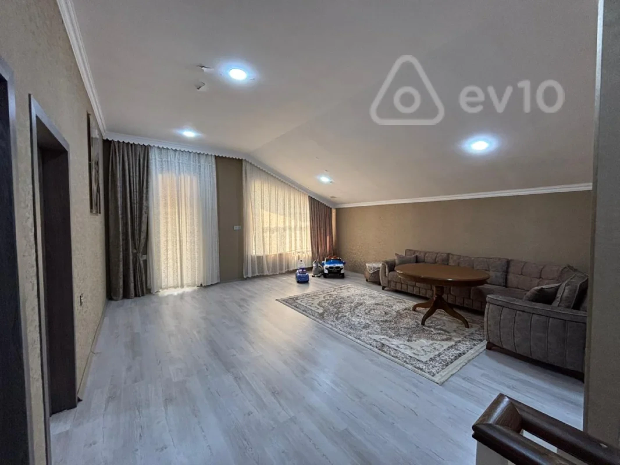 Satılır 6 otaqlı həyət evi 360 m²