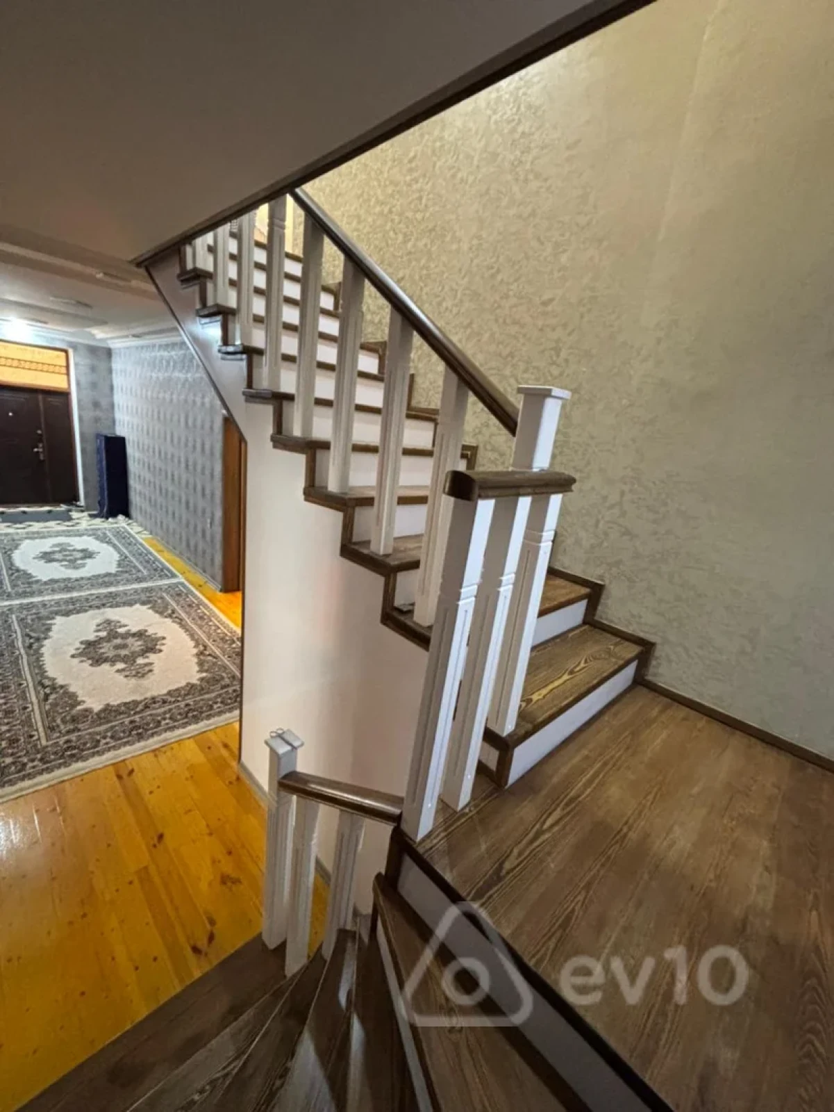 Satılır 6 otaqlı həyət evi 360 m²