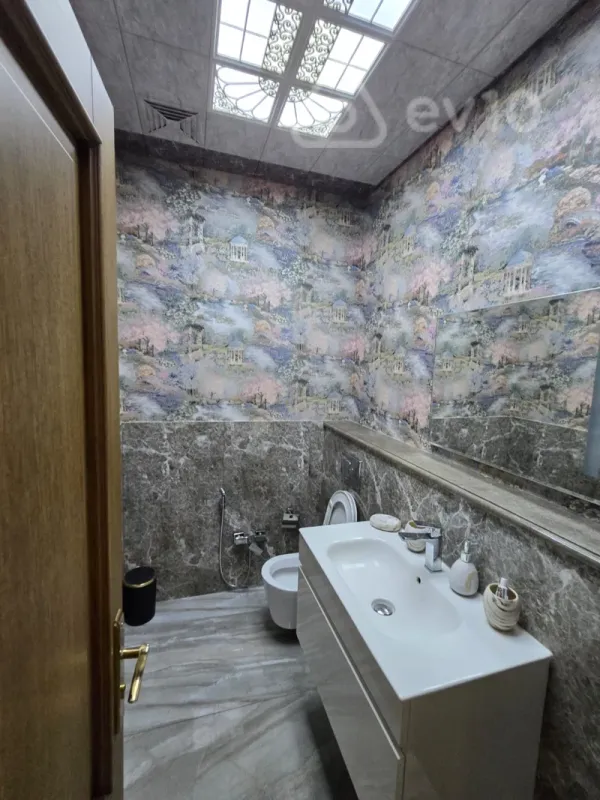 Kirayə verilir 5 otaqlı yeni tikili 250 m²