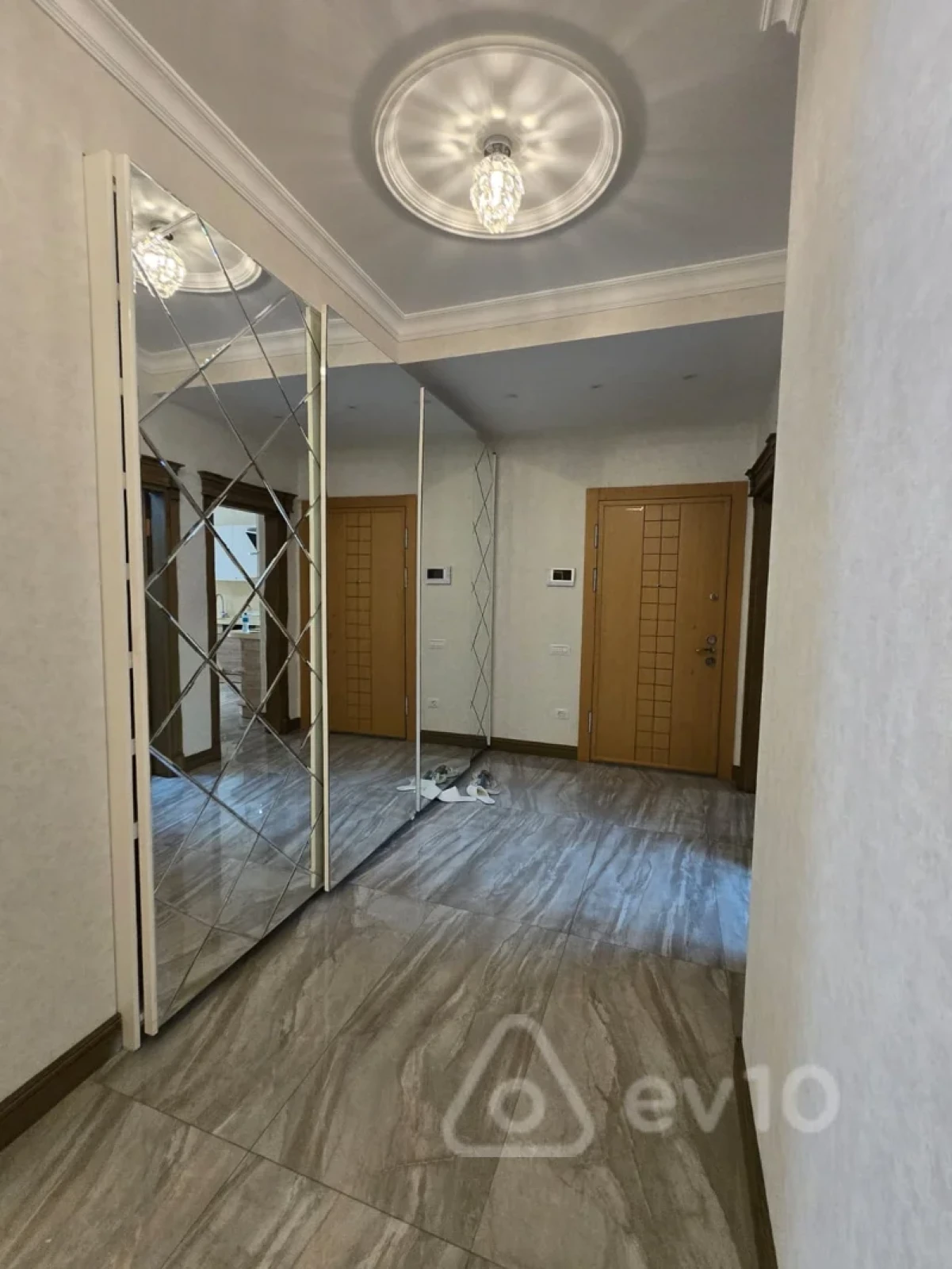 Kirayə verilir 5 otaqlı yeni tikili 250 m²