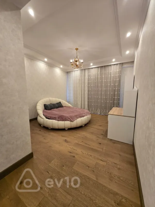 Kirayə verilir 5 otaqlı yeni tikili 250 m²