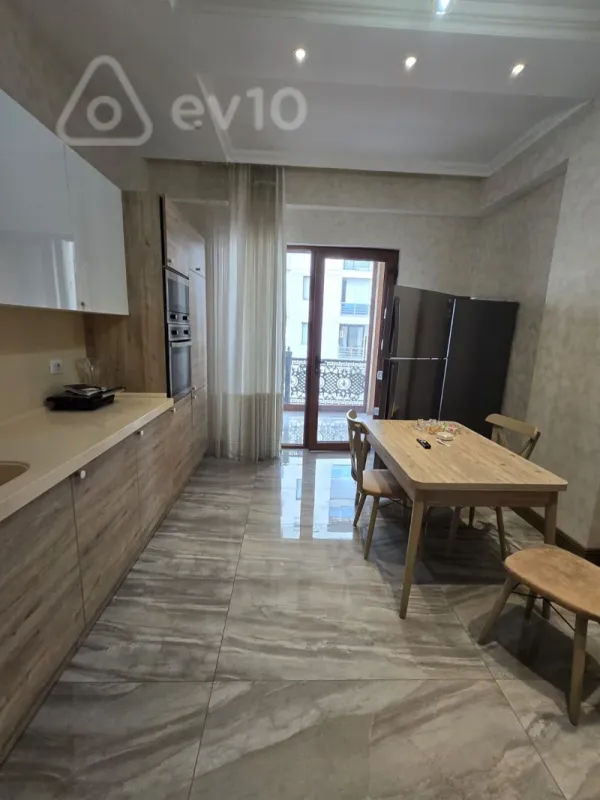 Kirayə verilir 5 otaqlı yeni tikili 250 m²