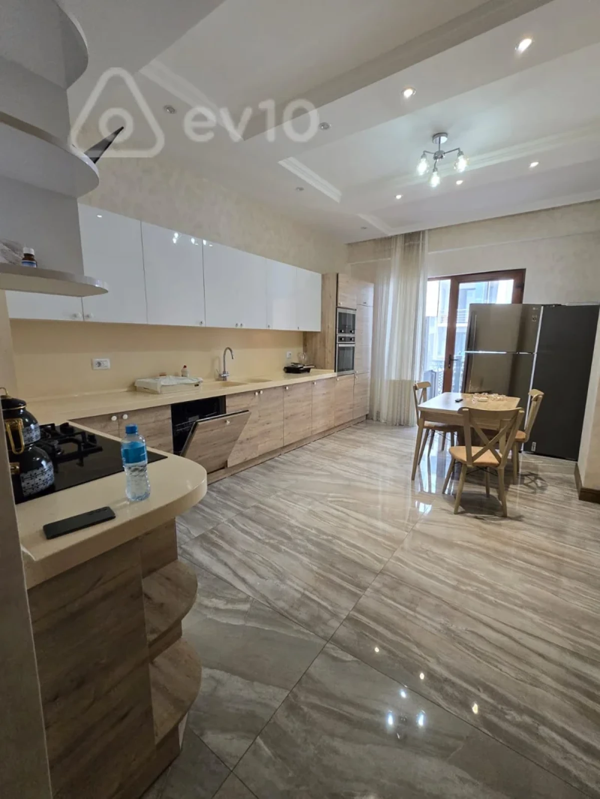 Kirayə verilir 5 otaqlı yeni tikili 250 m²