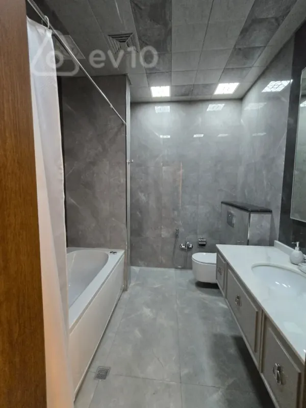 Kirayə verilir 5 otaqlı yeni tikili 250 m²