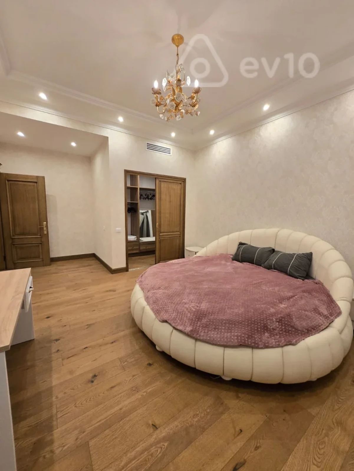 Kirayə verilir 5 otaqlı yeni tikili 250 m²
