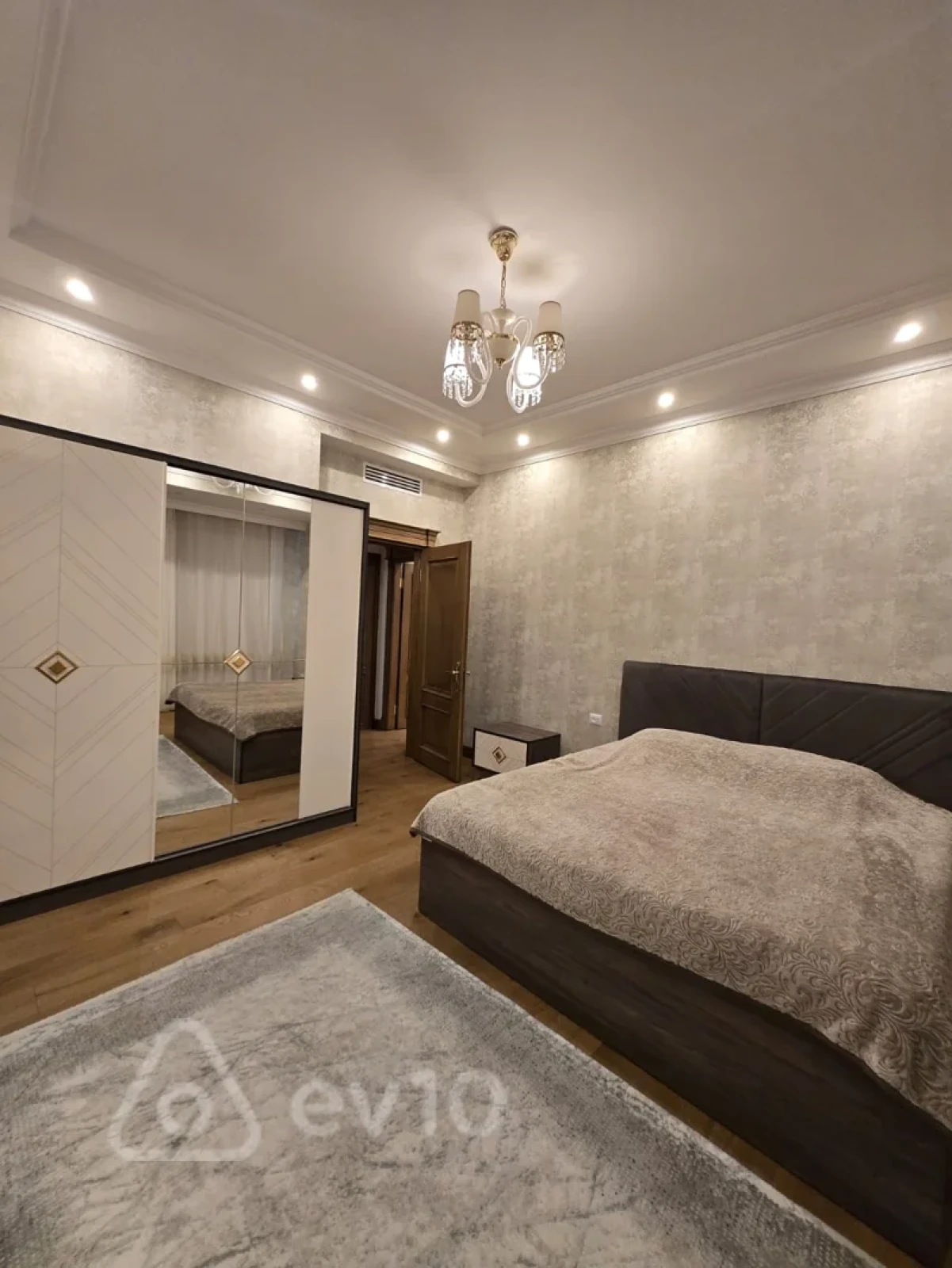 Kirayə verilir 5 otaqlı yeni tikili 250 m²