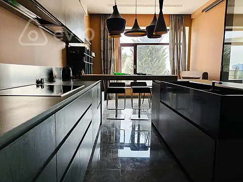 Kirayə verilir 6 otaqlı həyət evi 400 m²