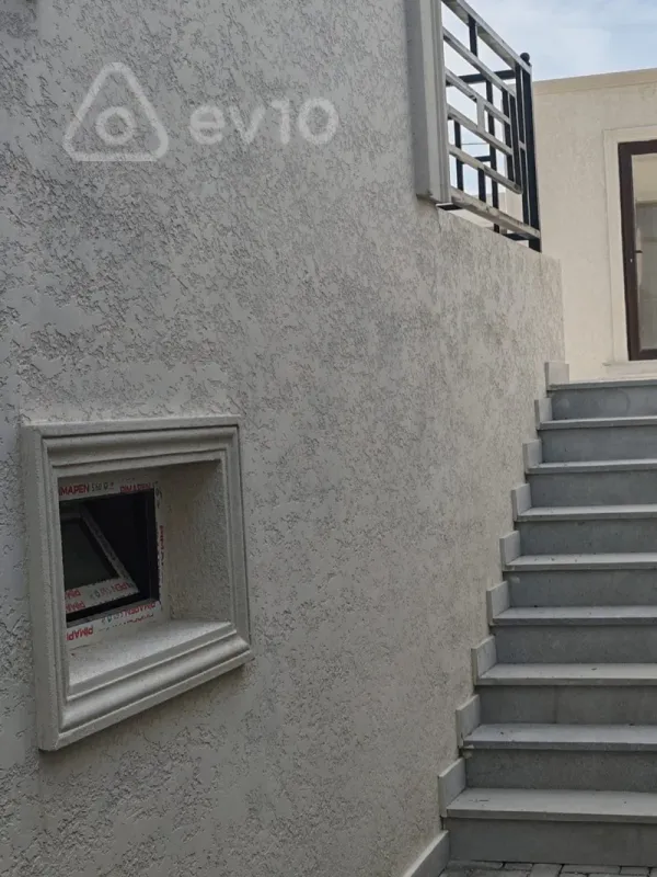 Satılır 5 otaqlı həyət evi 360 m²