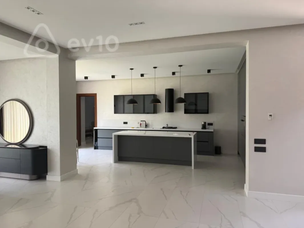 Kirayə verilir 6 otaqlı həyət evi 380 m²
