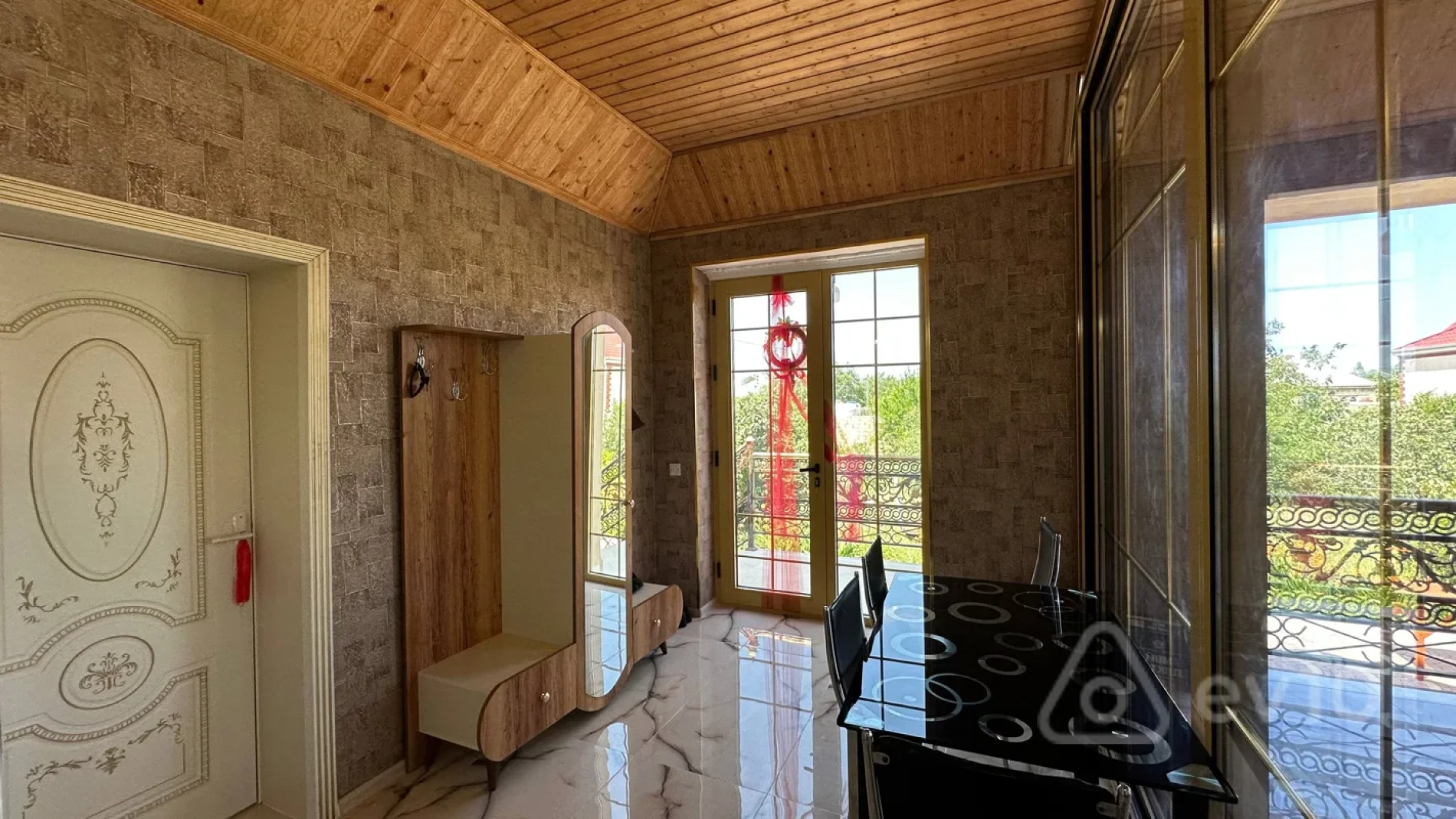 Satılır 5 otaqlı həyət evi 224 m²