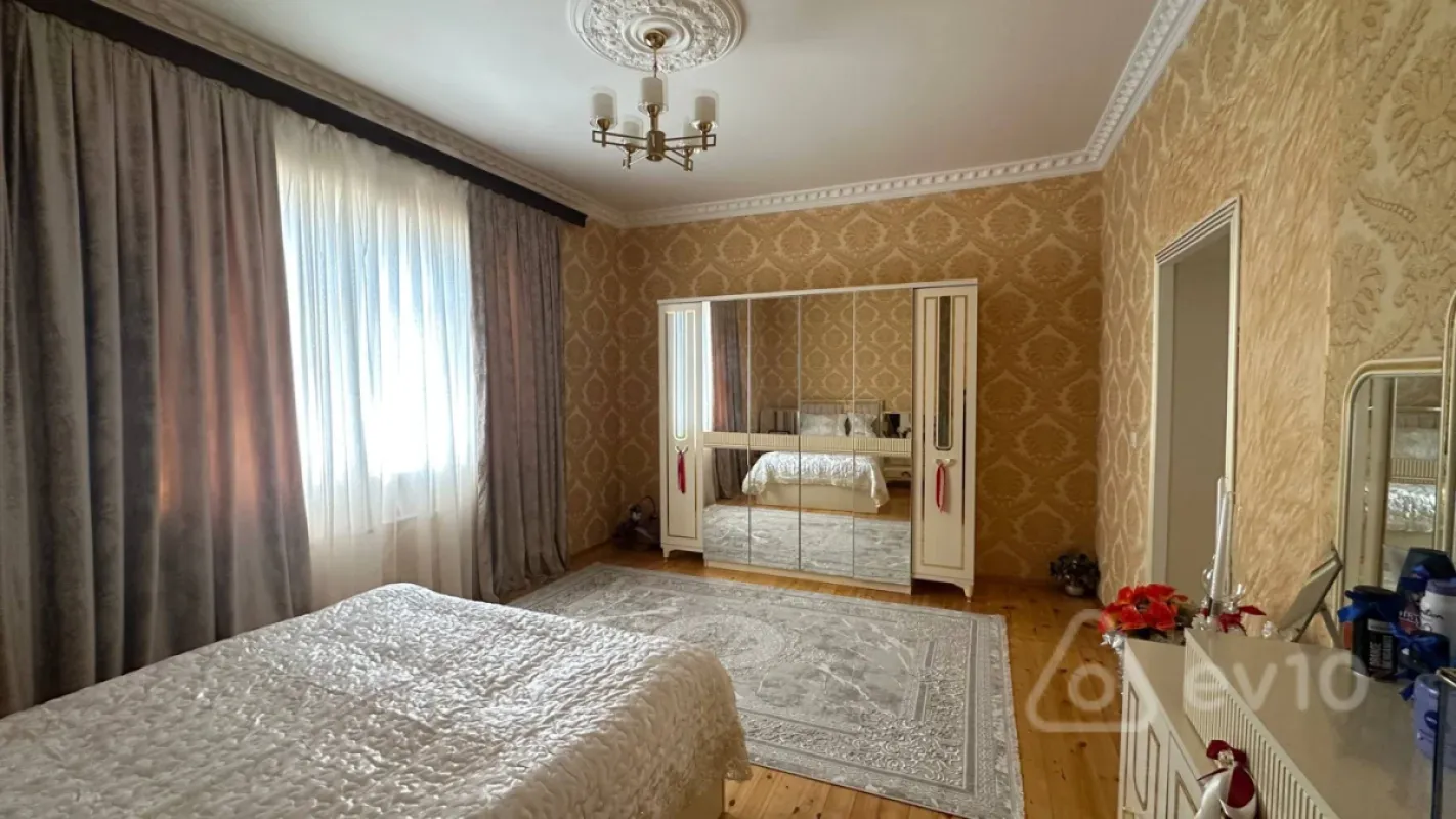 Satılır 5 otaqlı həyət evi 224 m²