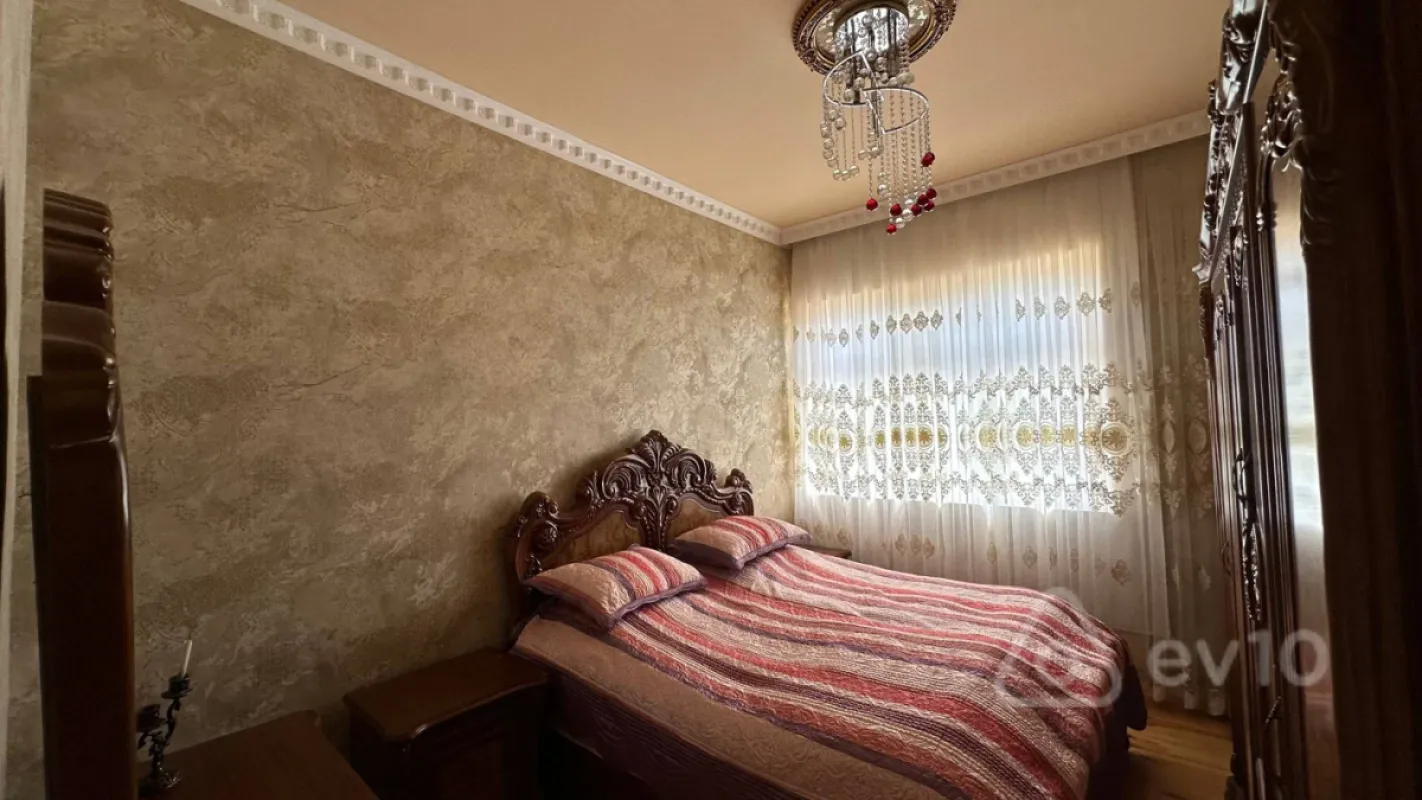 Satılır 5 otaqlı həyət evi 224 m²