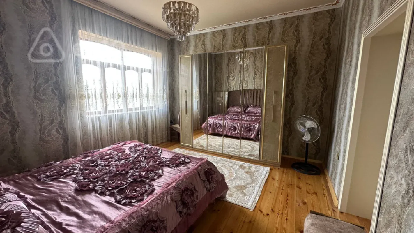 Satılır 5 otaqlı həyət evi 224 m²