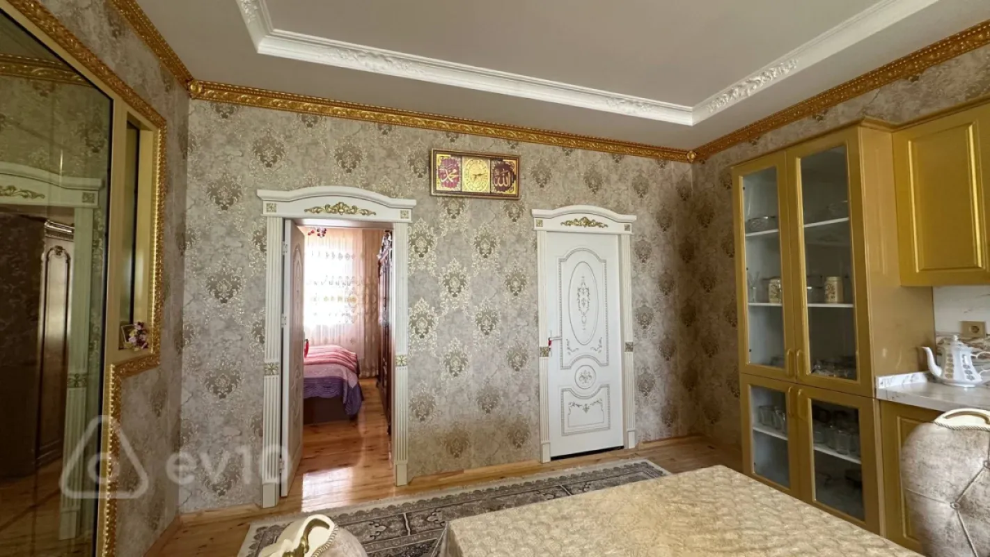 Satılır 5 otaqlı həyət evi 224 m²