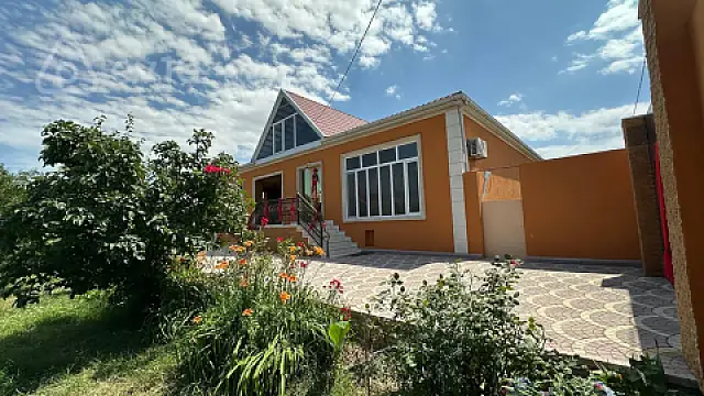 Satılır 5 otaqlı həyət evi 224 m²