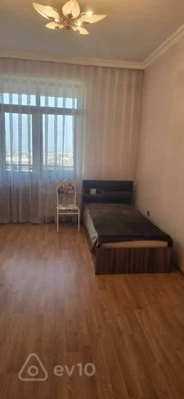 Kirayə verilir 3 otaqlı yeni tikili 140 m²