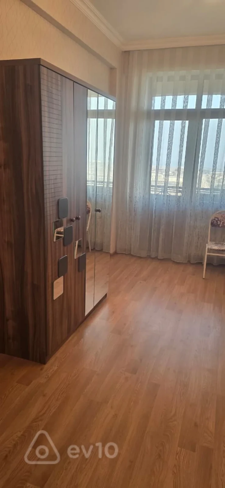Kirayə verilir 3 otaqlı yeni tikili 140 m²