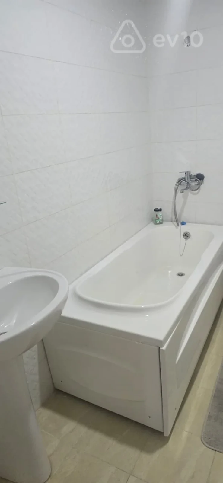 Kirayə verilir 3 otaqlı yeni tikili 140 m²