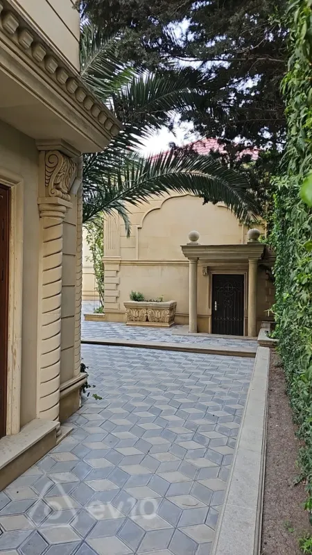 Satılır 4 otaqlı həyət evi 381 m²