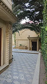 Satılır 4 otaqlı həyət evi 381 m²