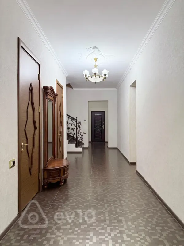 Satılır 4 otaqlı həyət evi 381 m²