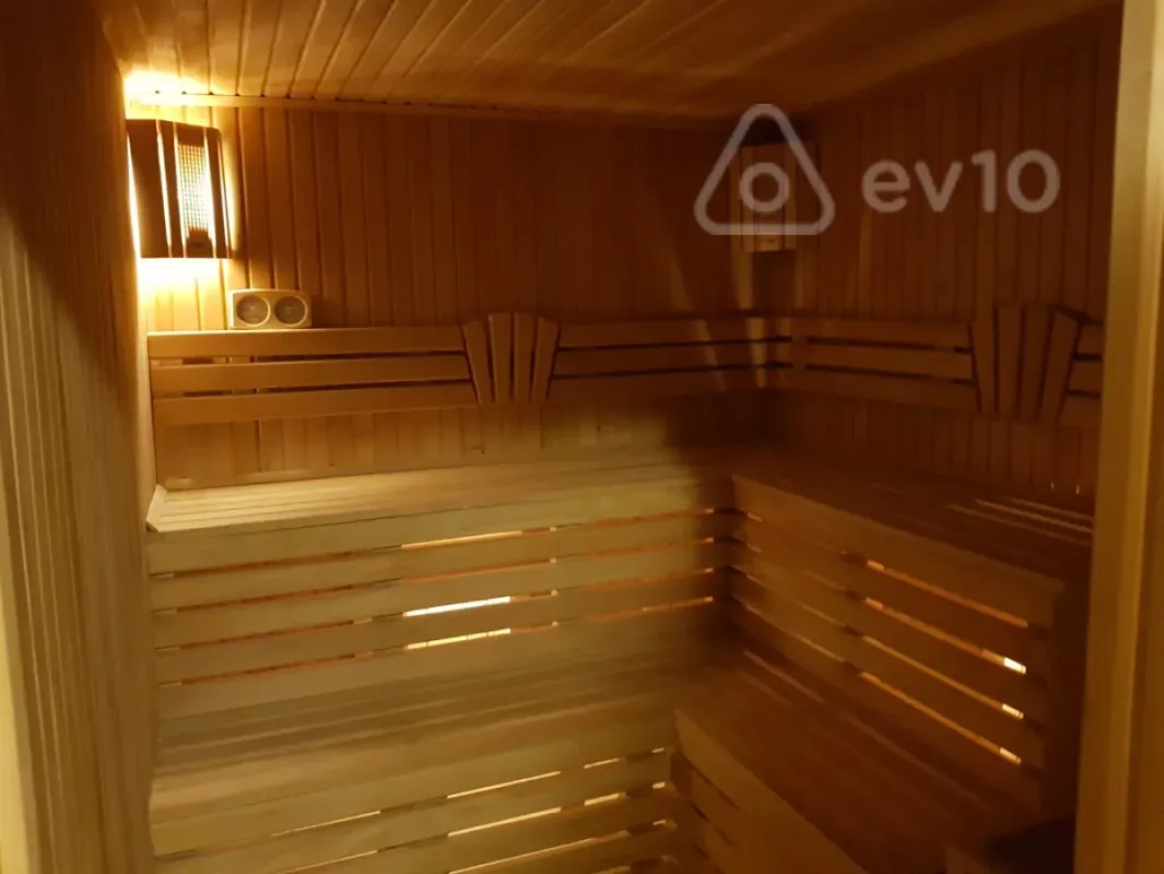 Satılır 4 otaqlı həyət evi 381 m²