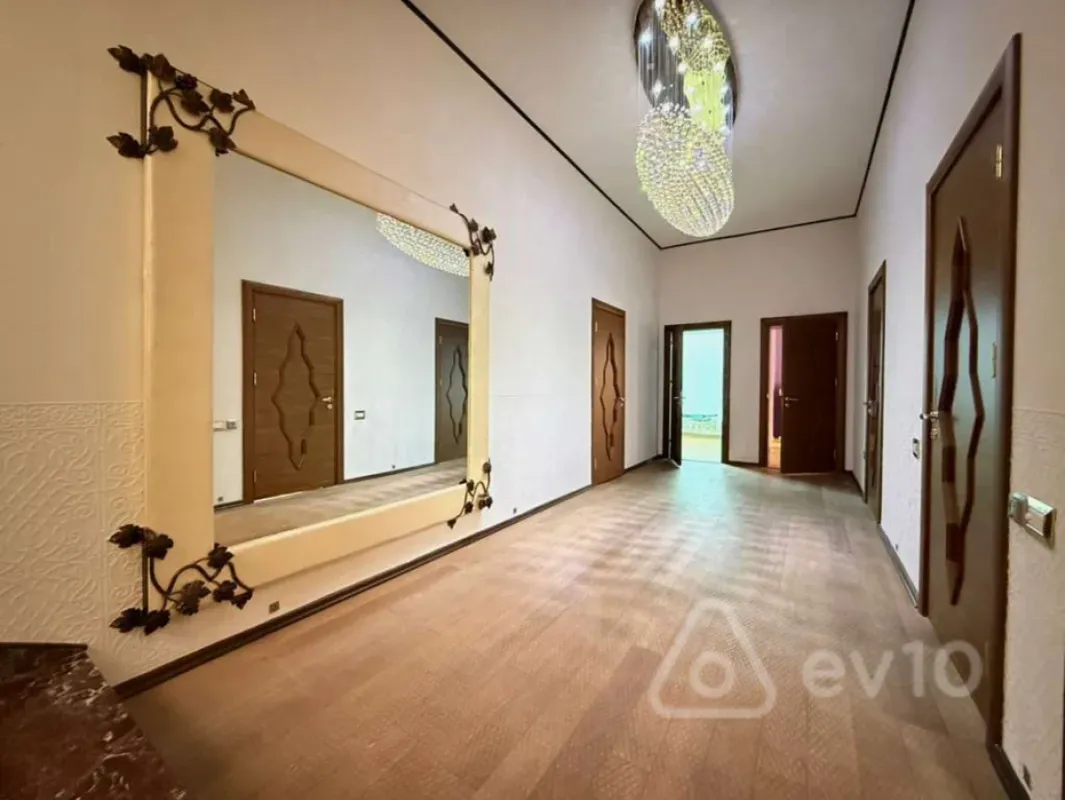Satılır 4 otaqlı həyət evi 381 m²