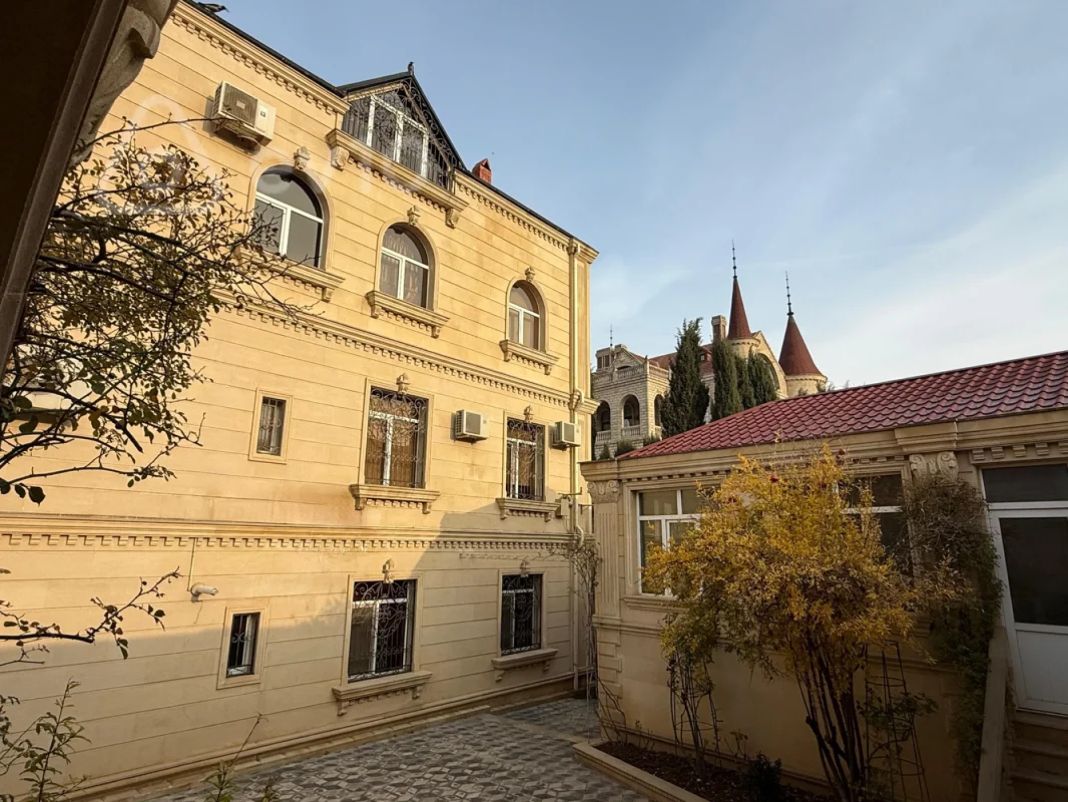 Satılır 4 otaqlı həyət evi 381 m²