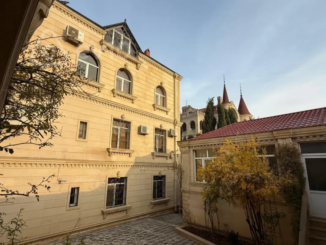 Satılır 4 otaqlı həyət evi 381 m²
