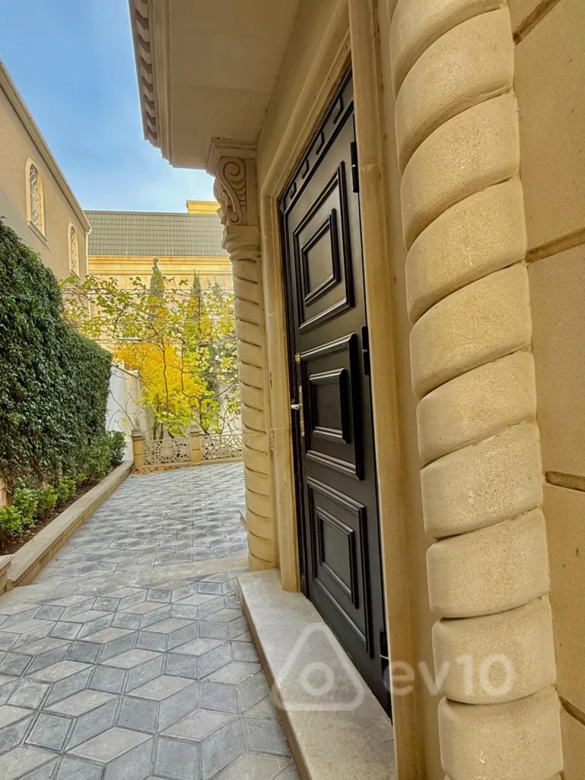 Satılır 4 otaqlı həyət evi 381 m²