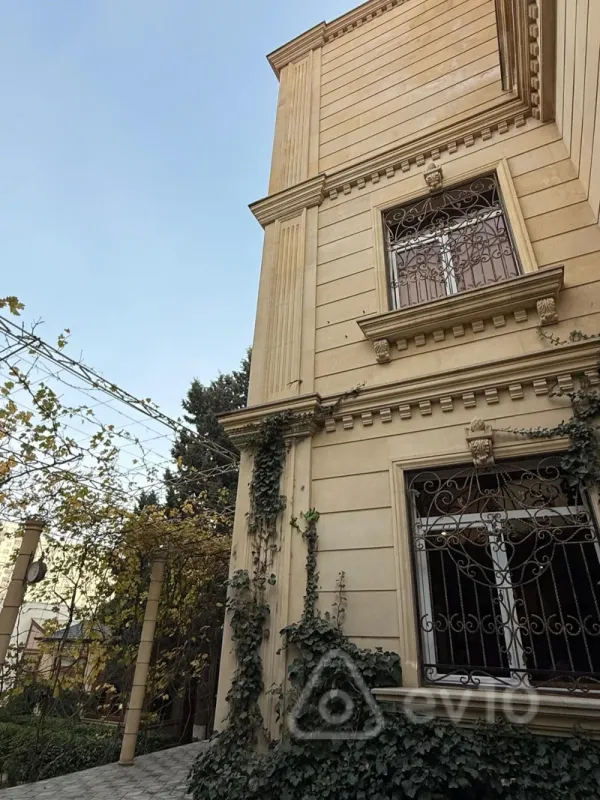 Satılır 4 otaqlı həyət evi 381 m²