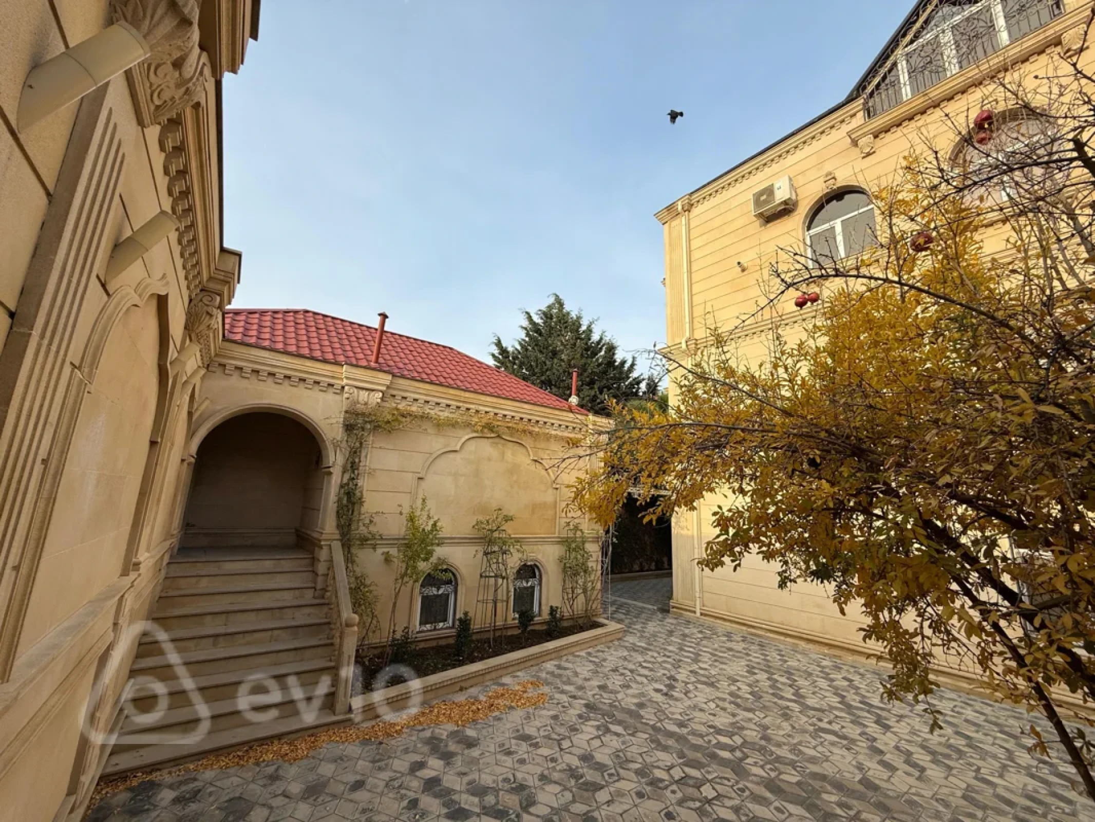 Satılır 4 otaqlı həyət evi 381 m²