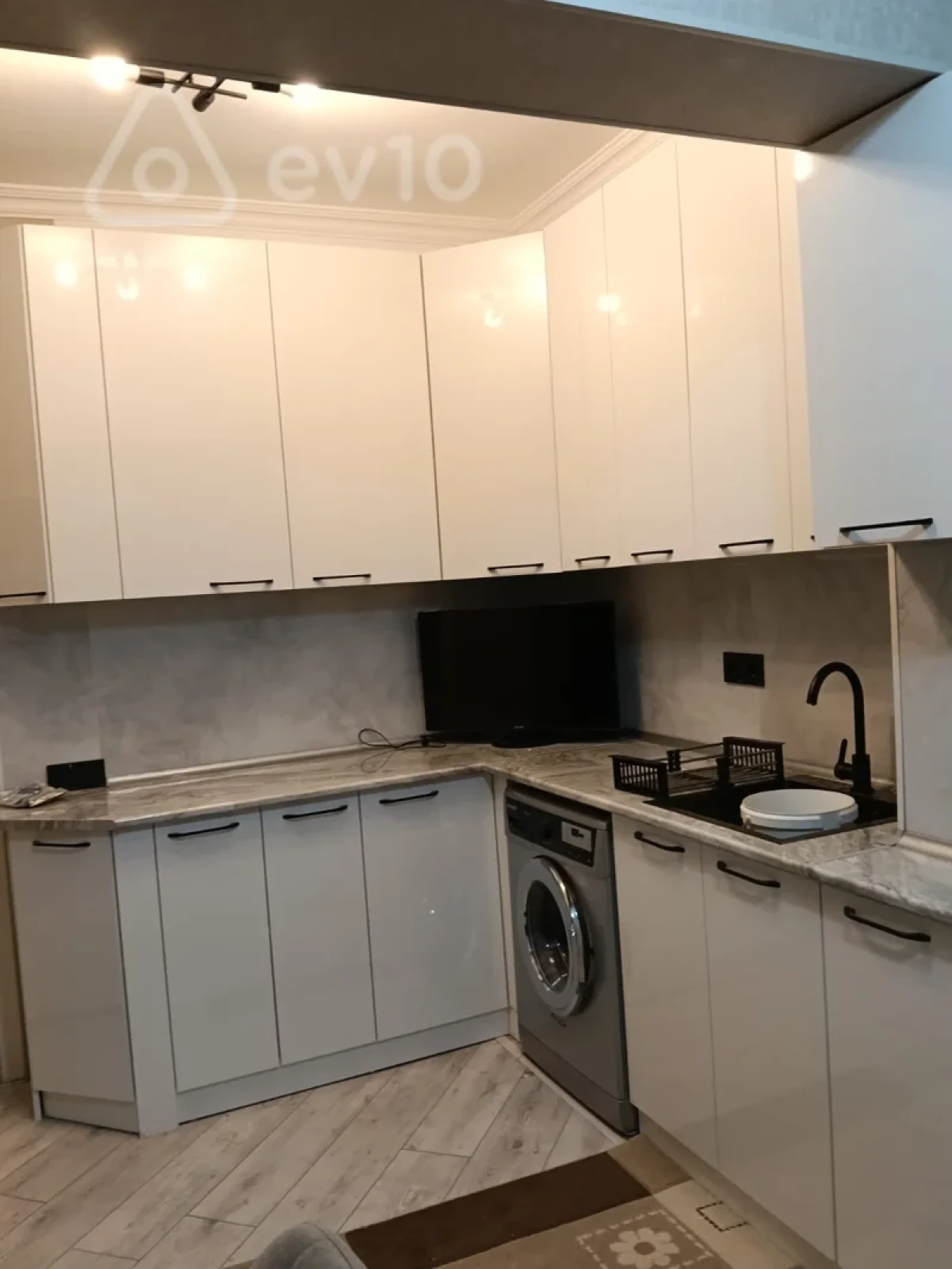Kirayə verilir 2 otaqlı köhnə tikili 76 m²