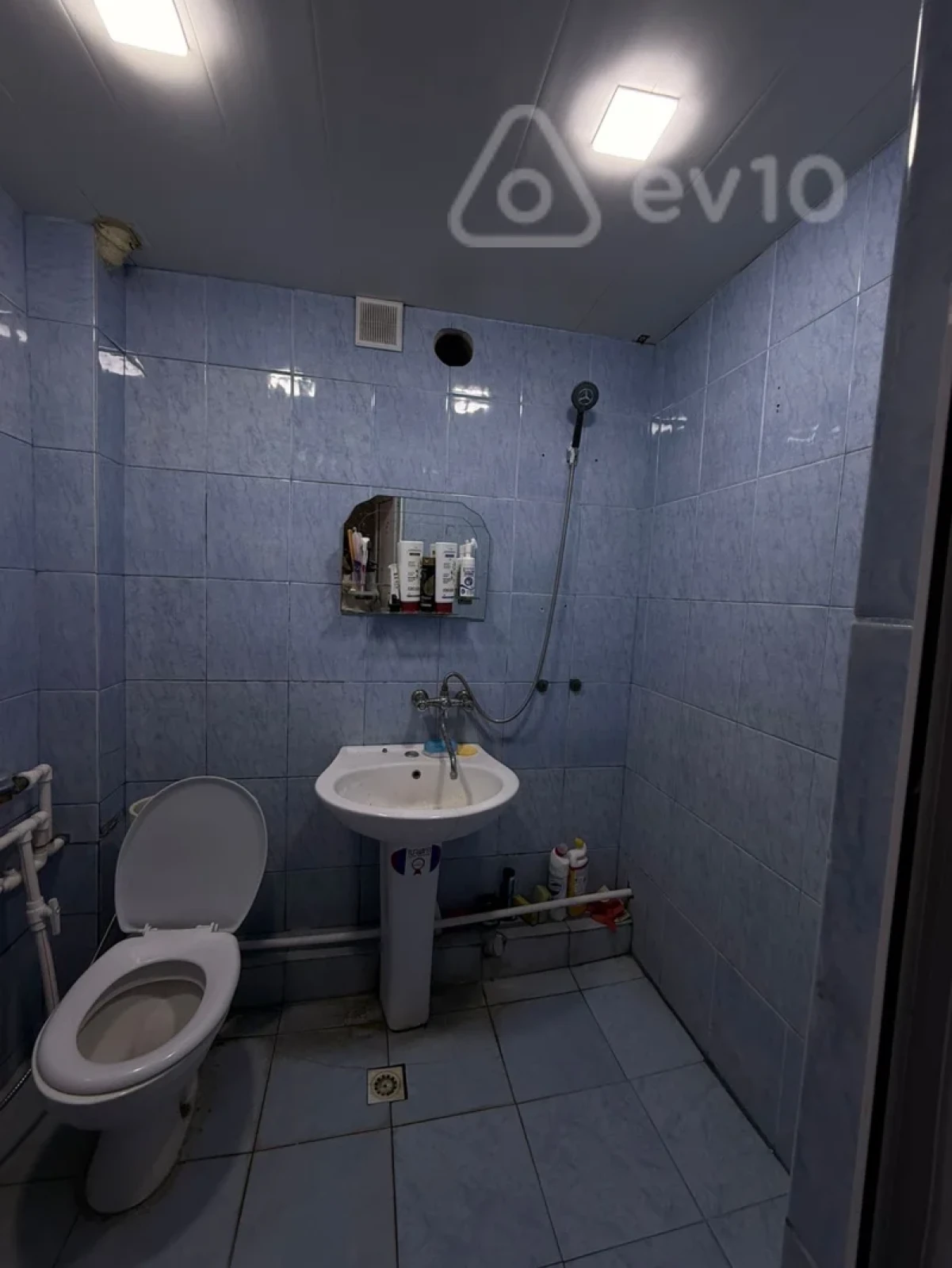 Kirayə verilir 2 otaqlı köhnə tikili 55 m²