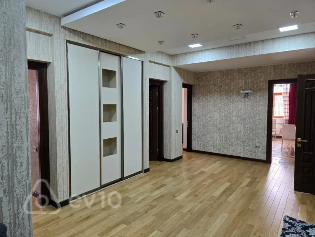 Kirayə verilir 4 otaqlı yeni tikili 180 m²