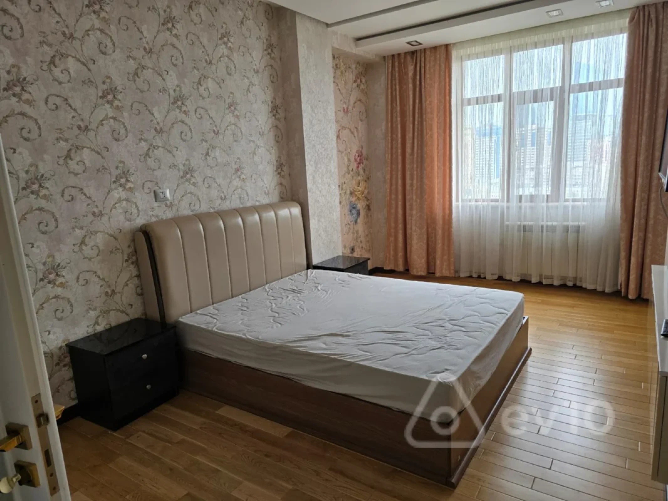 Kirayə verilir 4 otaqlı yeni tikili 180 m²