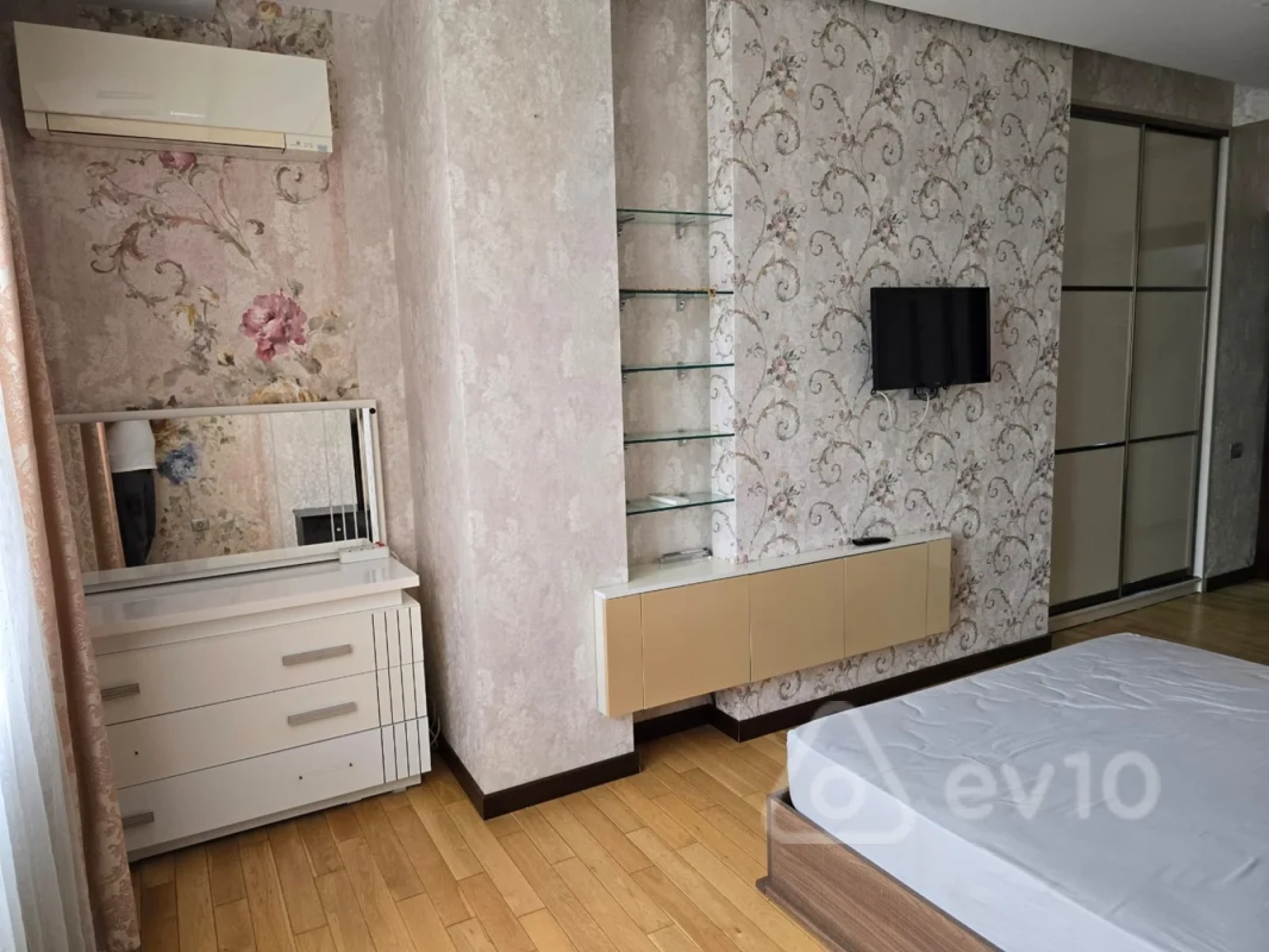 Kirayə verilir 4 otaqlı yeni tikili 180 m²