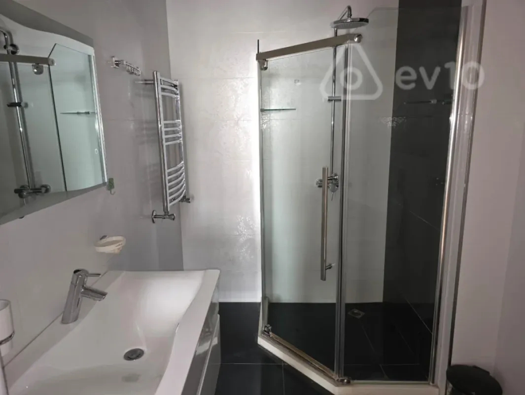 Kirayə verilir 4 otaqlı yeni tikili 180 m²