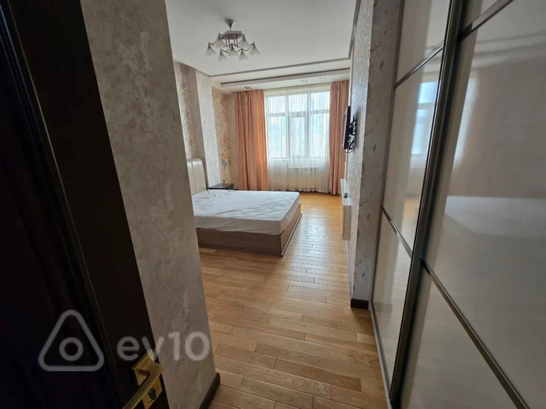 Kirayə verilir 4 otaqlı yeni tikili 180 m²