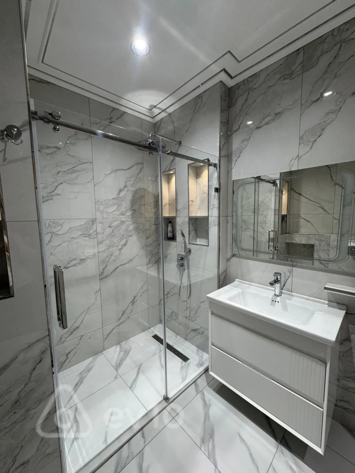 Kirayə verilir 3 otaqlı yeni tikili 180 m²