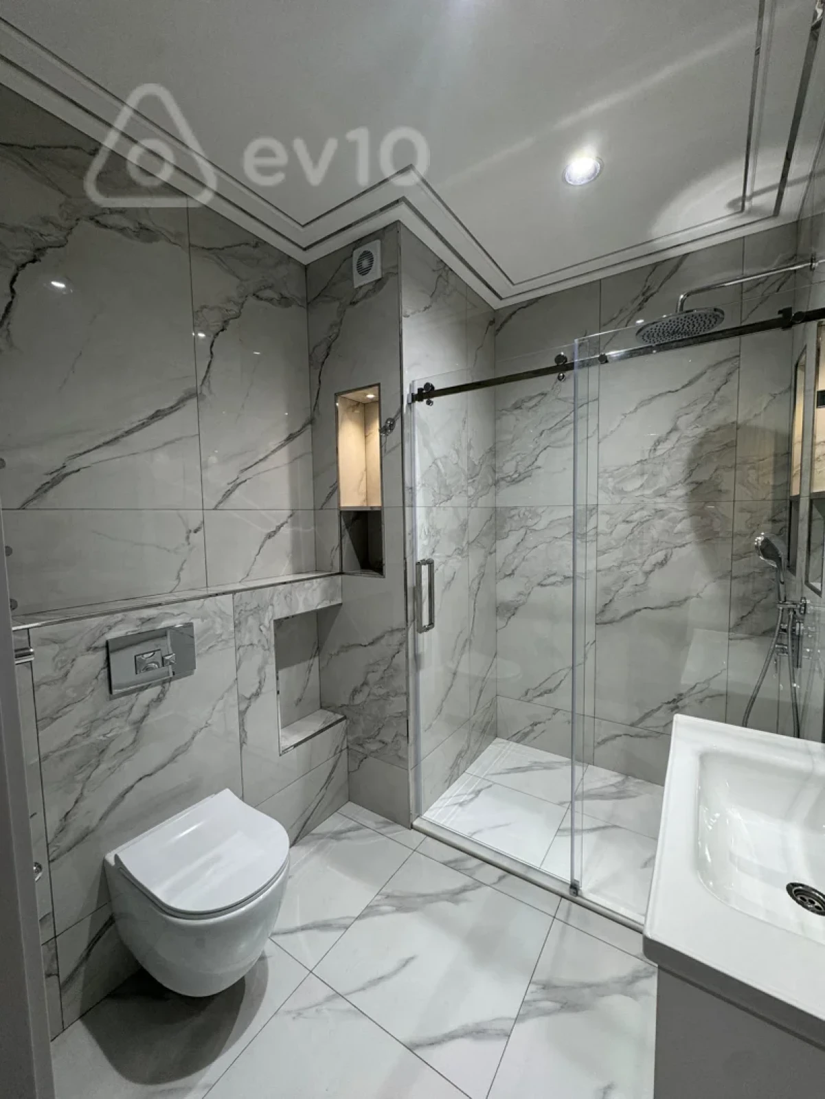 Kirayə verilir 3 otaqlı yeni tikili 180 m²