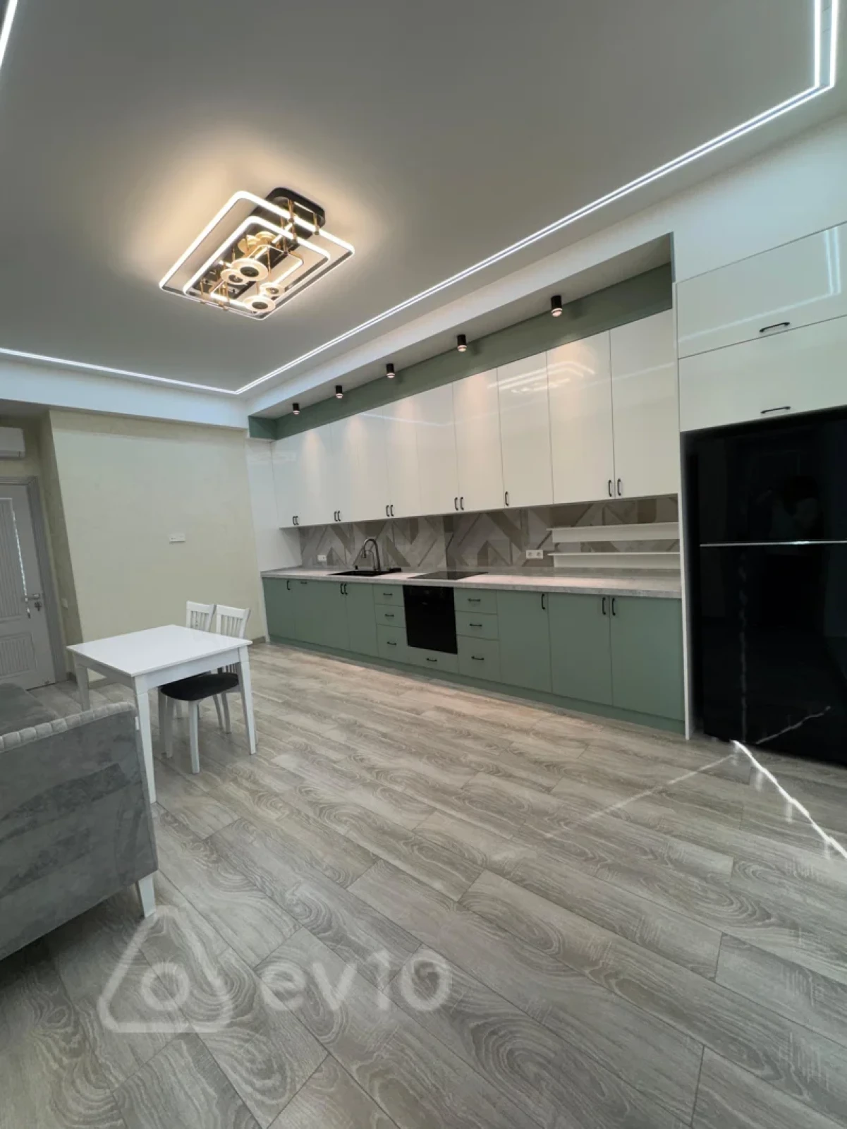 Kirayə verilir 3 otaqlı yeni tikili 180 m²