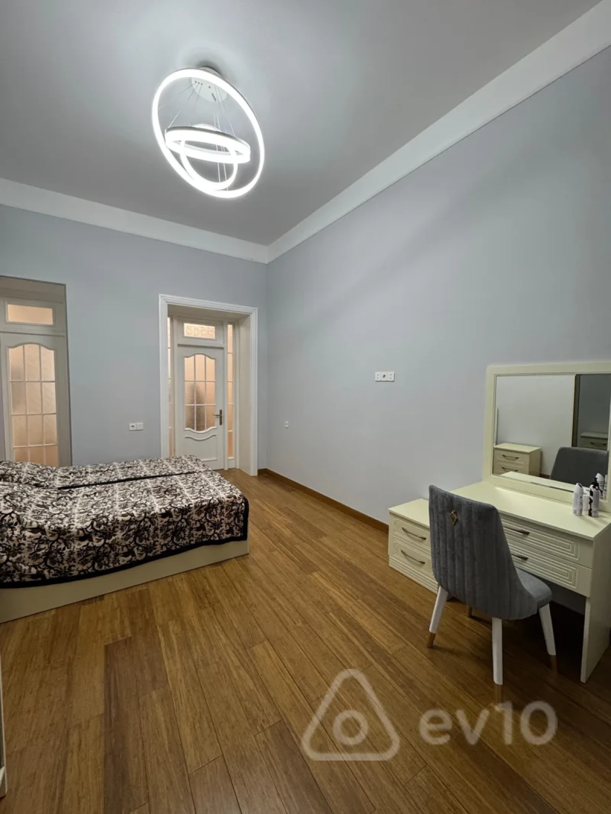 Kirayə verilir 2 otaqlı köhnə tikili 80 m²