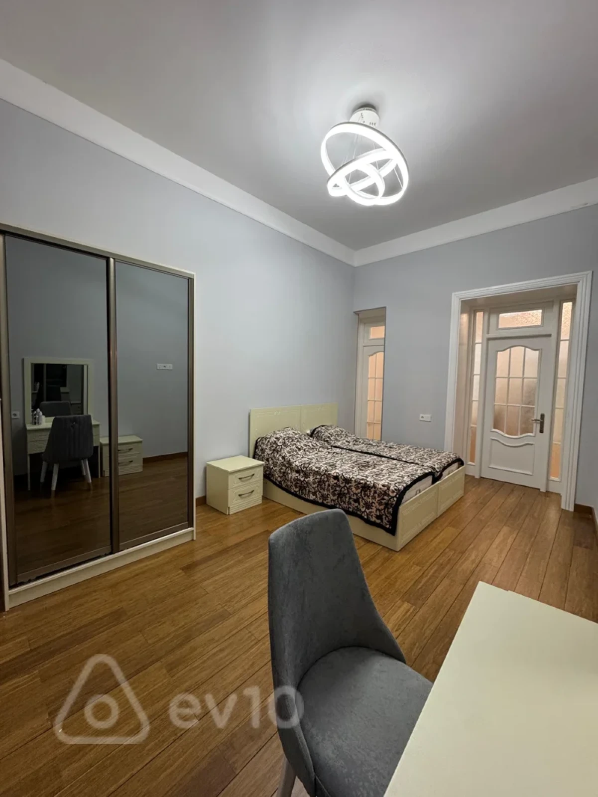 Kirayə verilir 2 otaqlı köhnə tikili 80 m²