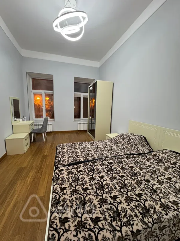 Kirayə verilir 2 otaqlı köhnə tikili 80 m²