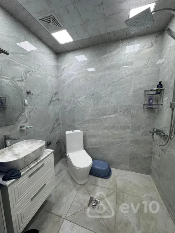 Kirayə verilir 2 otaqlı köhnə tikili 80 m²