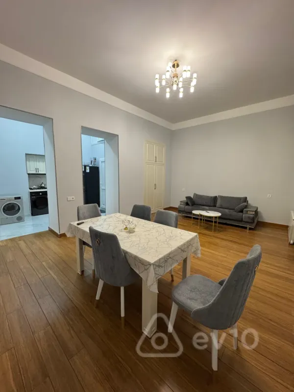 Kirayə verilir 2 otaqlı köhnə tikili 80 m²